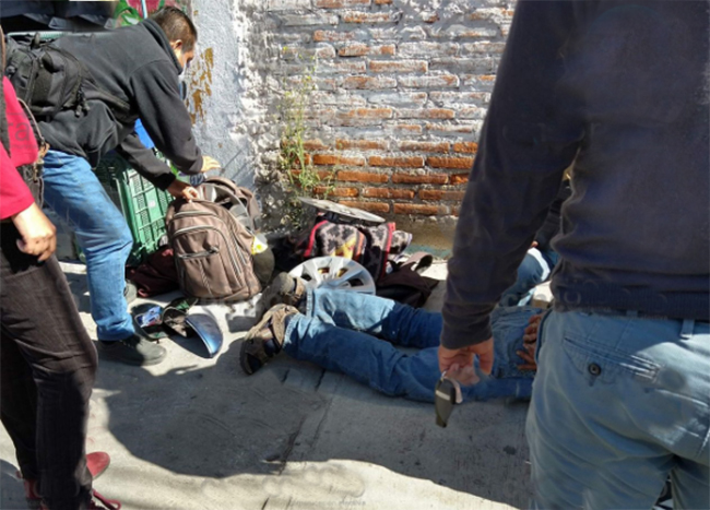 Vecinos de la 30 poniente apañan a ladrón de autopartes en Puebla