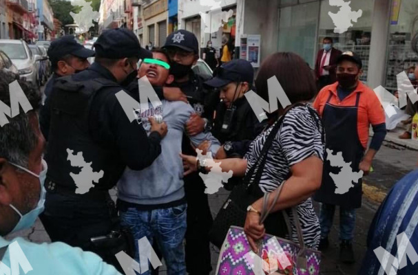 Comerciantes persiguen y aprehenden a ladrón en el centro de Atlixco