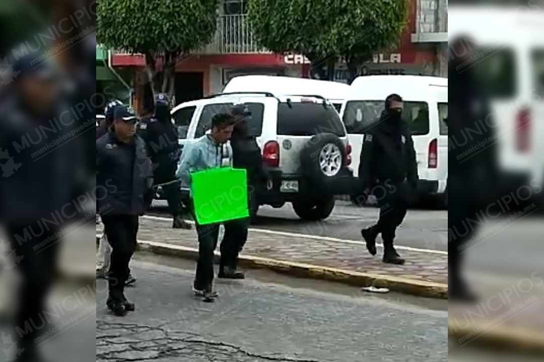 VIDEO Policías pasean a presunto ladrón en Tlacotepec
