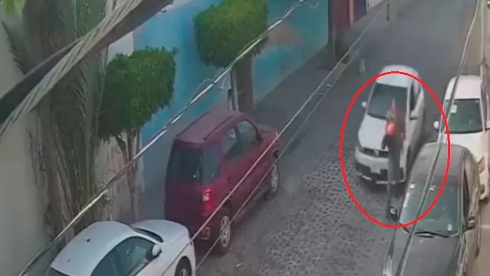 VIDEO Persigue, atropella a ladrón y regresa a darle una paliza