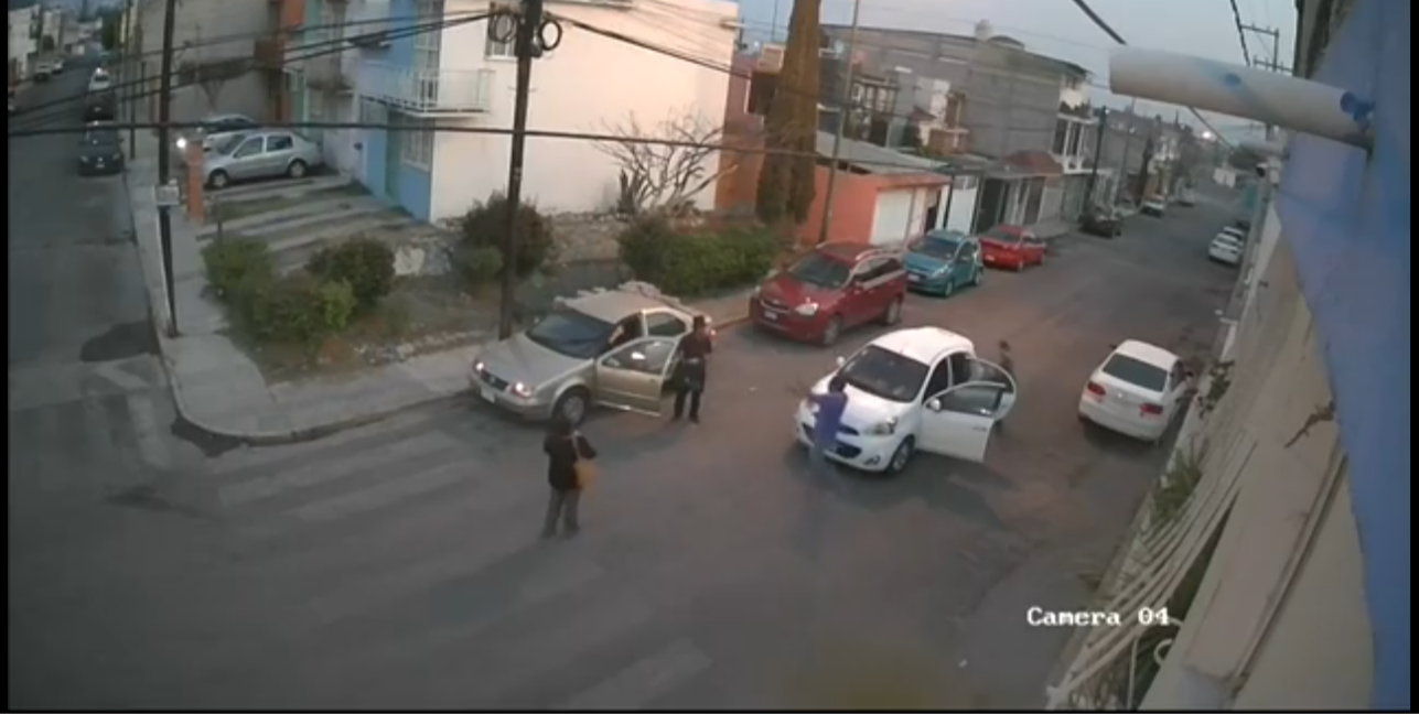 VIDEO Mujer sube a su auto y encuentra a ladrón en Tehuacán