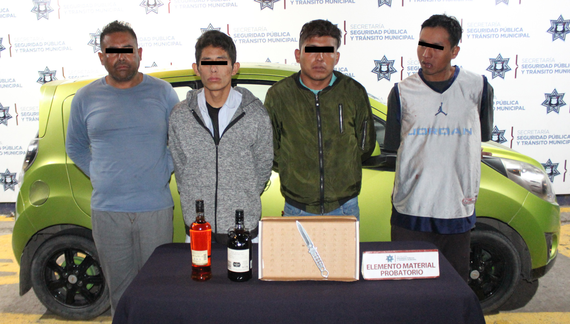 Detienen a cuatro por robar licor en Oxxo