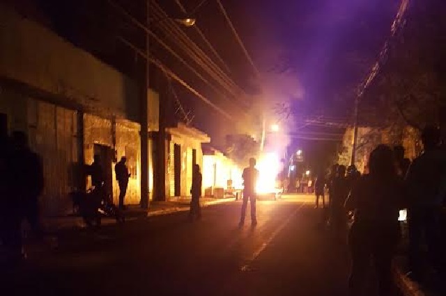 Persiguen a ladrones hasta su casa y queman sus bienes en Tehuacán