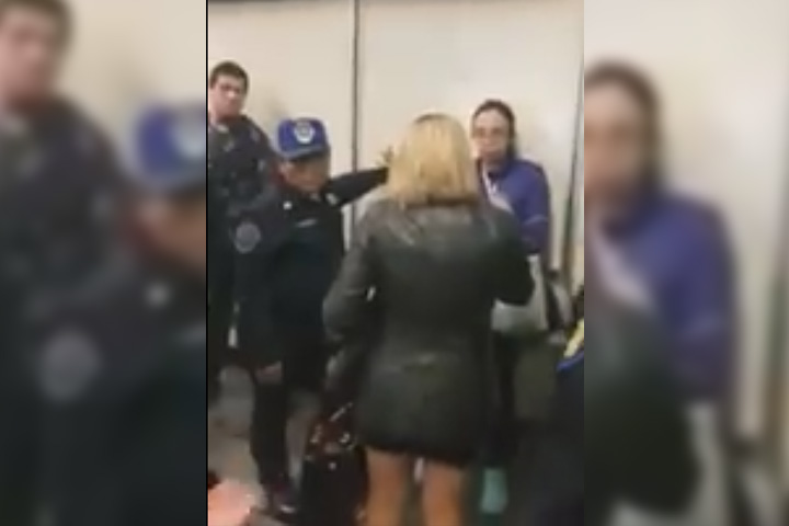 Mujer enfurece porque le pisan la chancla, pide que le paguen