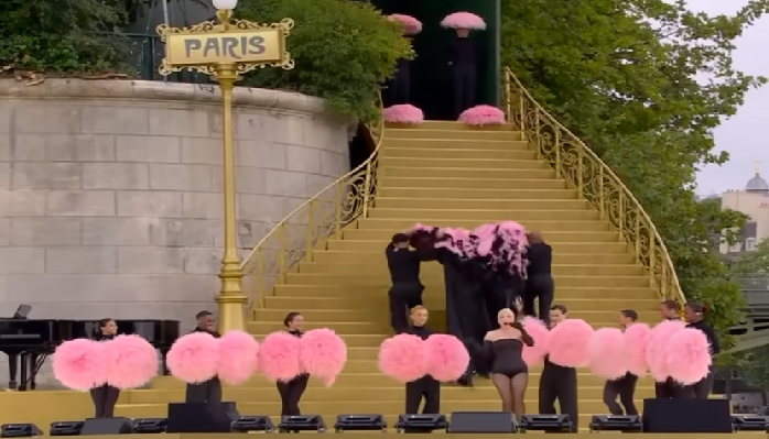 VIDEO Así fue la exquisita presentación de Lady Gaga en París