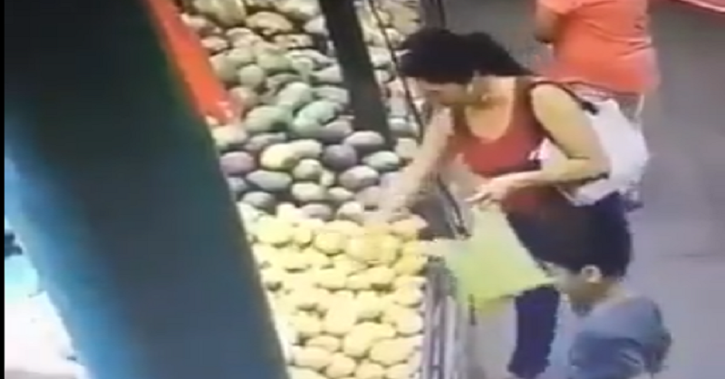VIDEO Le roba billete a niño y en redes la apodan ladyrata