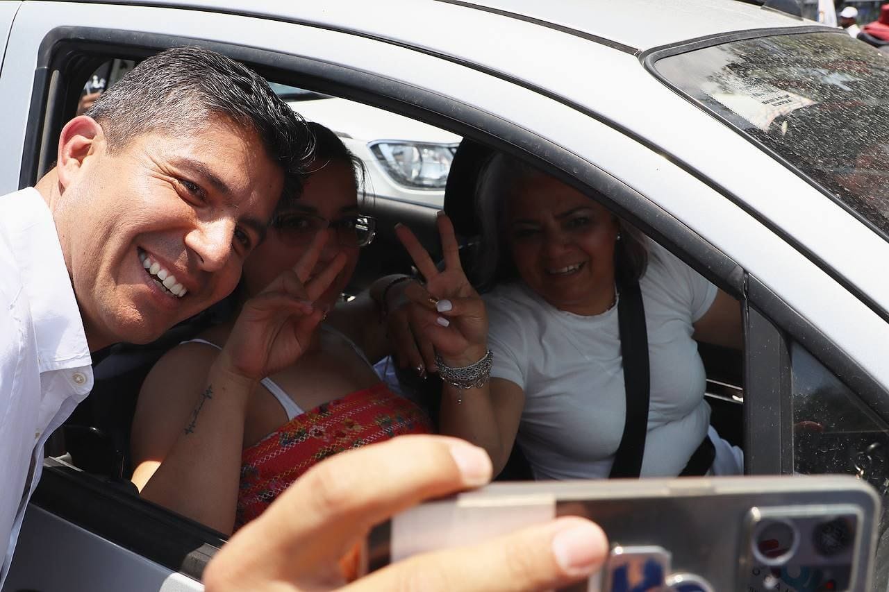 Lalo Rivera reparte sus propuestas a automovilistas en Puebla