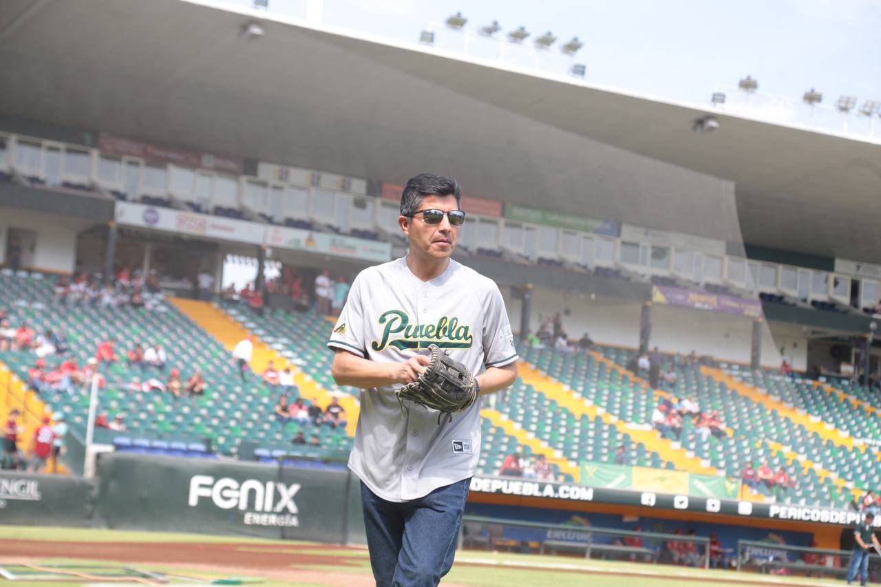 Rivera lanzó la primera bola en el encuentro de Los Pericos