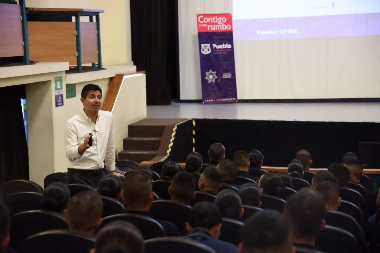 Rivera imparte conferencia Liderazgo para servir y proteger