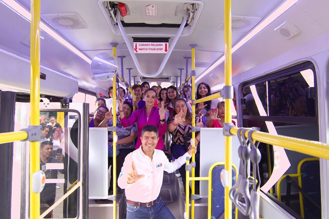 Lalo Rivera presenta transporte rosa; beneficia a las mujeres