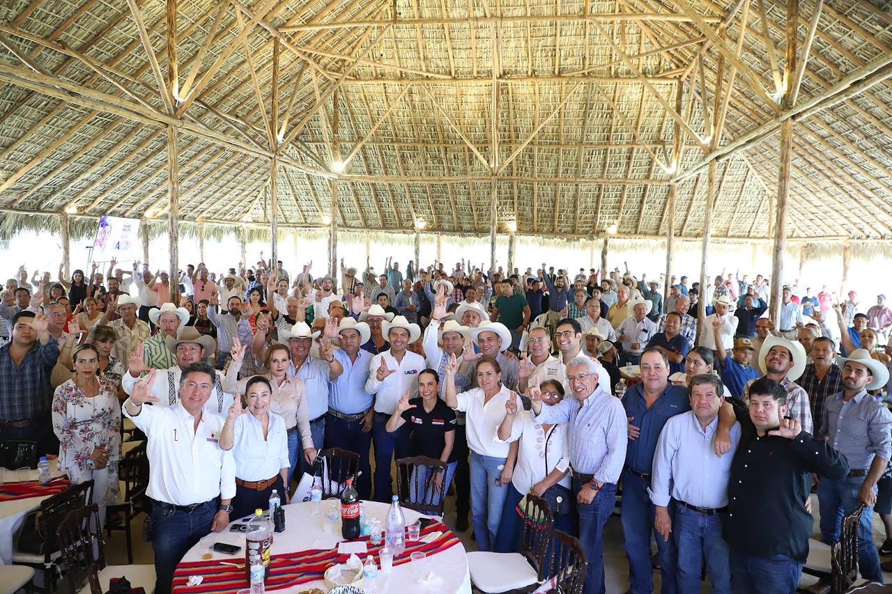Lalo Rivera celebra en Xicotepec su crecimiento en las encuestas