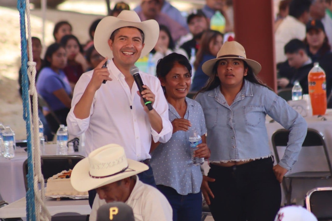 Festeja Lalo Rivera su cumpleaños 52 en la Mixteca Poblana