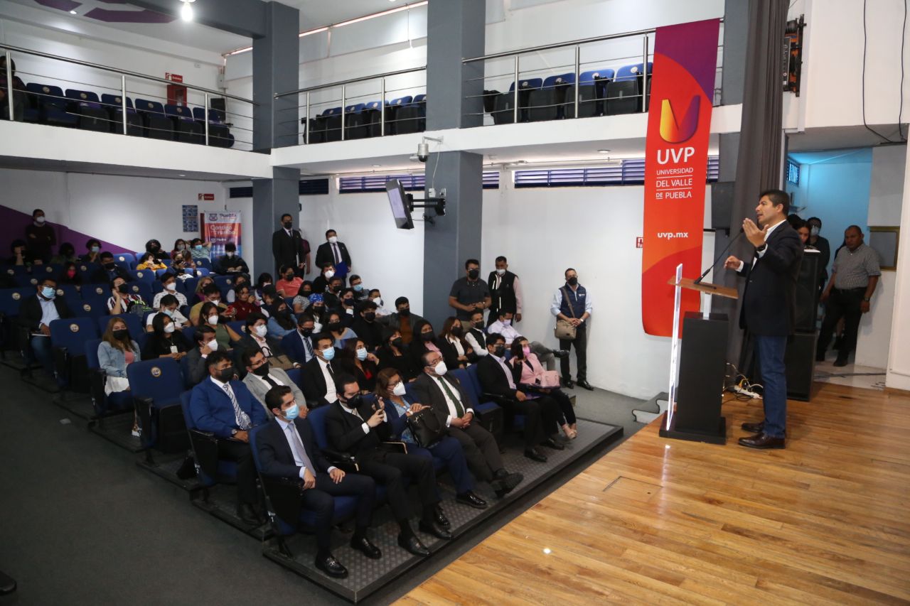 Eduardo Rivera reconoce la participación de la juventud en la mesa de debate interuniversitario