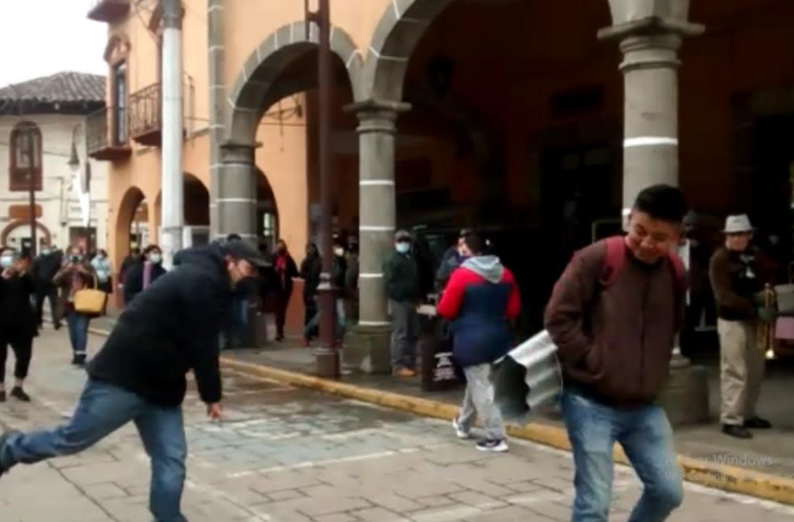 Lanzando láminas y con tubos de hule espuma exigen a vecinos de Huauchinango usar cubrebocas