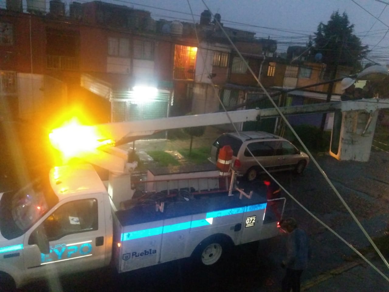 Vecinos de Bosques de San Sebastián reparan lámpara vecinal