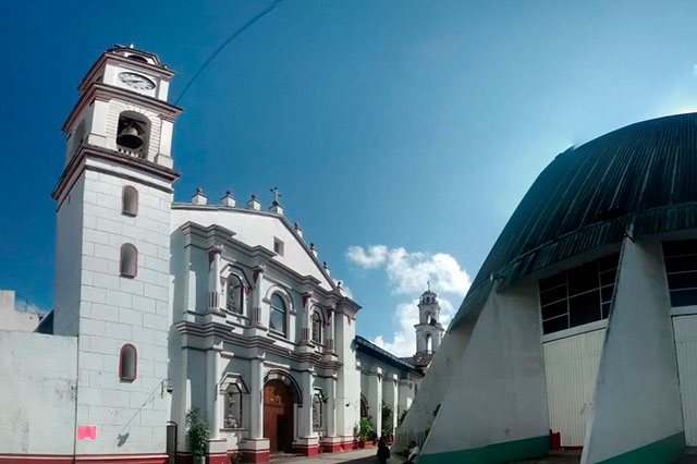 Mujer se queda a vivir fuera de templo en Huauchinango