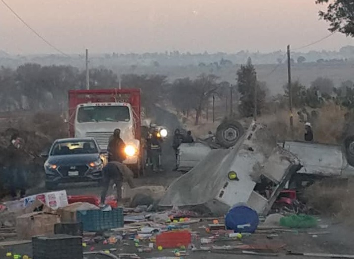 Asalto a camioneta provoca volcadura en Lara Grajales