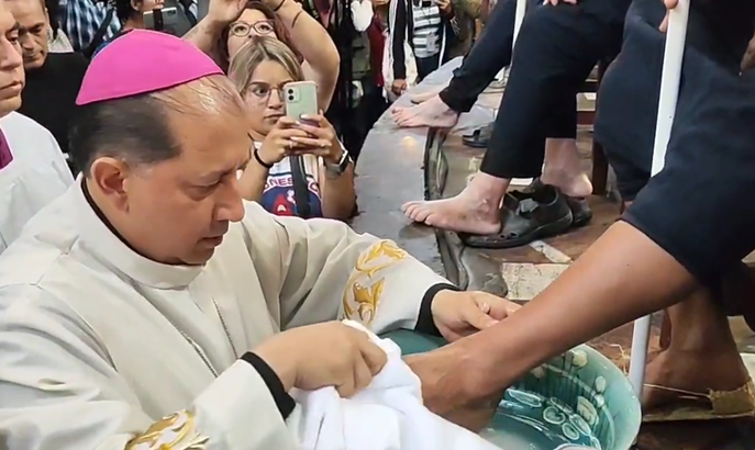 Obispos lavan los pies a doce adultos mayores este Jueves Santo, en la Catedral de Puebla 