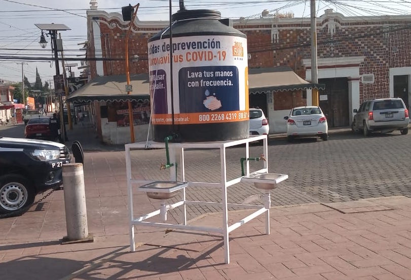 Colocan módulos de lavamanos en Tepeaca por COVID-19