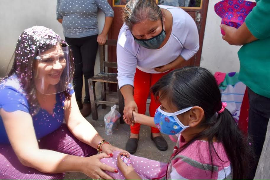 Norma Layón entrega apoyos alimentarios en Atoyatenco