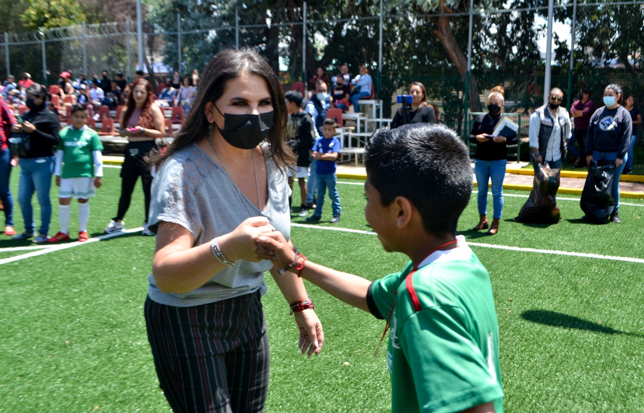 Layón entrega rehabilitación de Cancha de Futbol 7