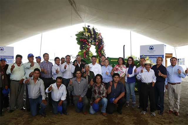 Entrega Leo Paisano tractor a productores de San Luis Tehuiloyocan