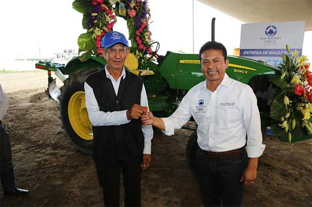Entrega Leo Paisano tractor a productores de San Luis Tehuiloyocan