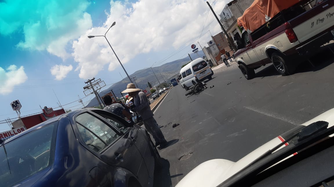 Choque entre auto y moticicleta deja 2 lesionado en Tecamachalco