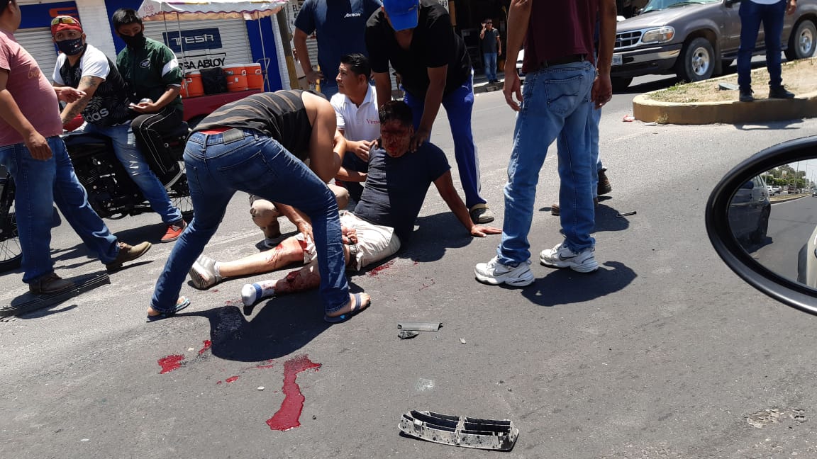 Choque entre auto y moticicleta deja 2 lesionado en Tecamachalco