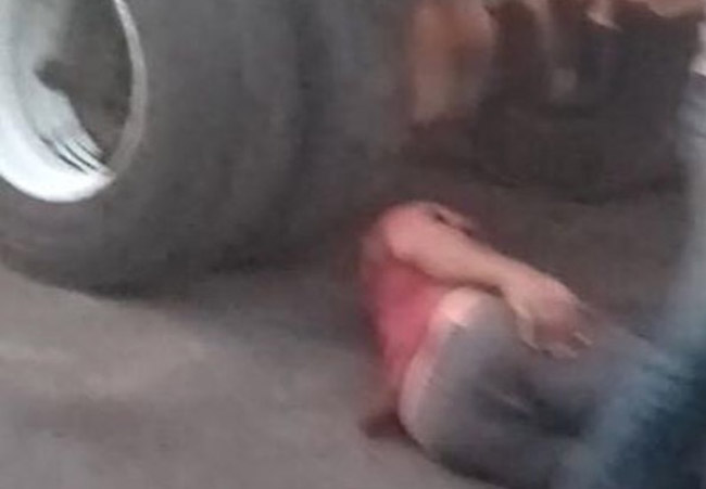 Le cae tapa de camión en la cabeza y sobrevive en Chietla