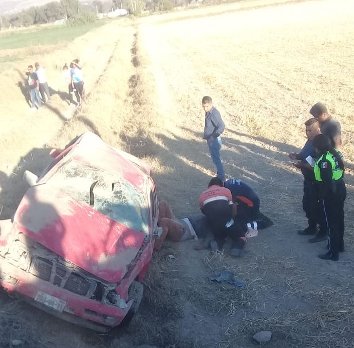 Volcadura en Tecamachalco - Xochitlán Todos Santos deja 5 lesionados