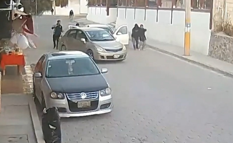VIDEO Roban auto y levantan a conductora en Tecamachalco