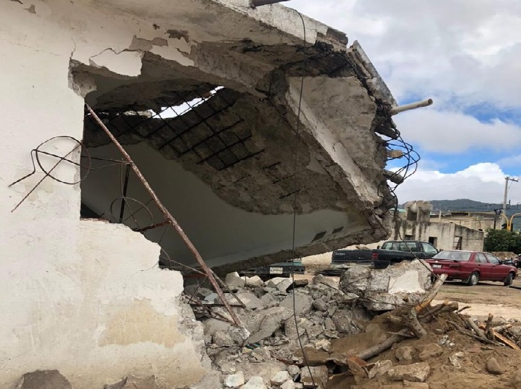 Esposa del edil de Libres ordena demoler casa de una anciana