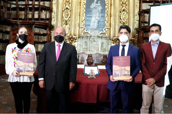 Recibe Puebla Premio Antonio García Cubas 2021 por publicación de libro del 5 de Mayo