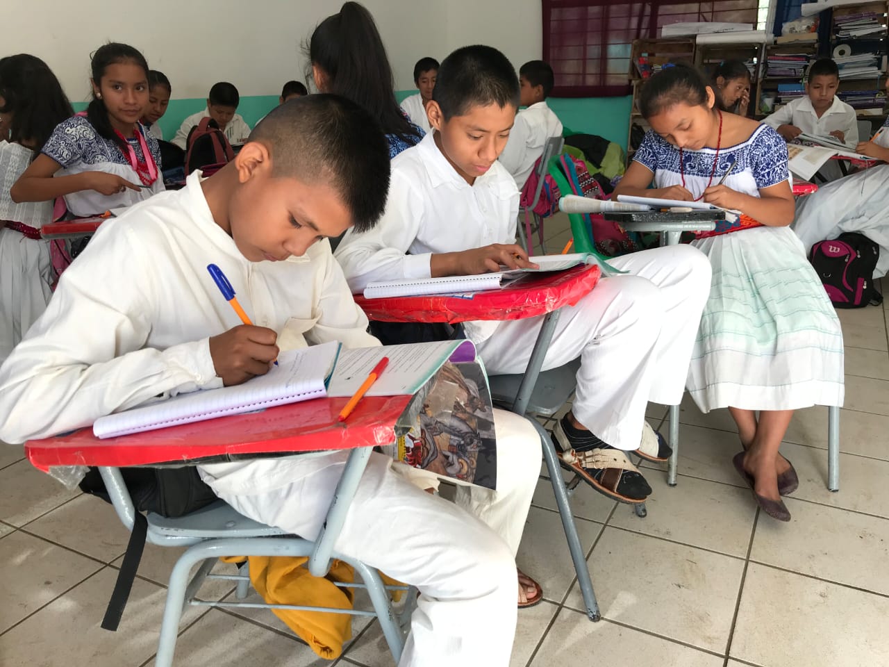 Más de 100 mil estudiantes indígenas poblanos se han beneficiado con libro bilingüe
