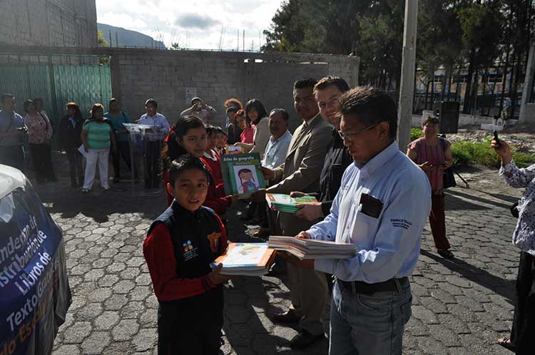 Llegan libros de texto gratuitos a manos de niños poblanos
