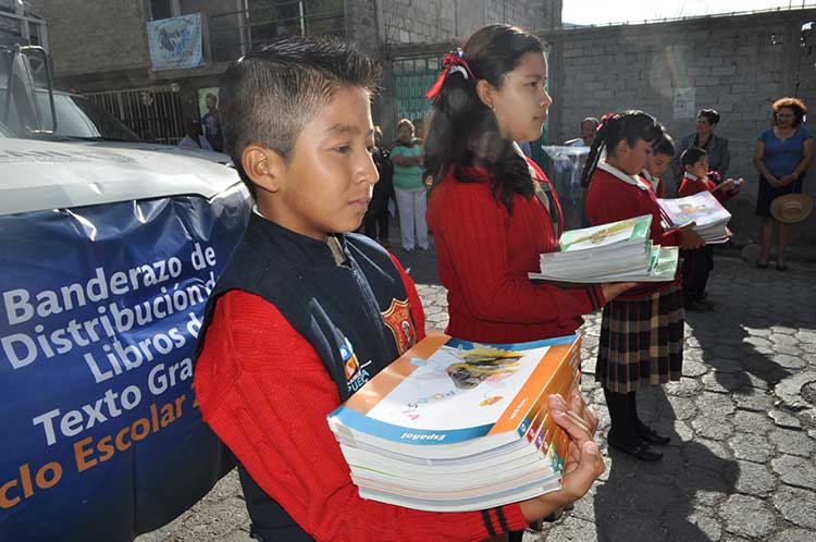 Llegan libros de texto gratuitos a manos de niños poblanos