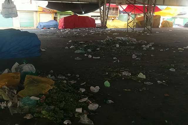 Ante falta de personal de limpia vecinos reportan mercados sucios en Tehuacán