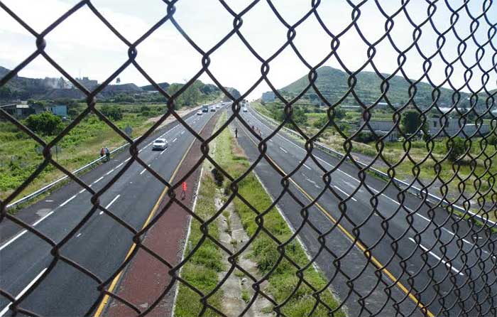 Limpian autopista Puebla-Atlixco previo a la visita de la CDNH a Chalchihuapan