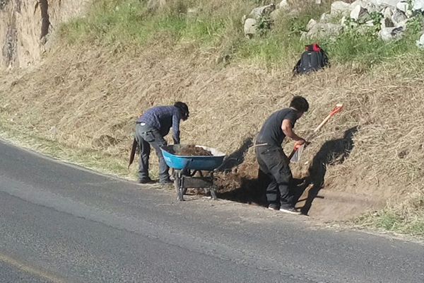 Limpian cunetas en carreteras de Zacapoaxtla por inicio de lluvias