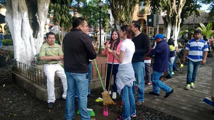 Limpian jardín en Huauchi por Día Mundial del Ambiente