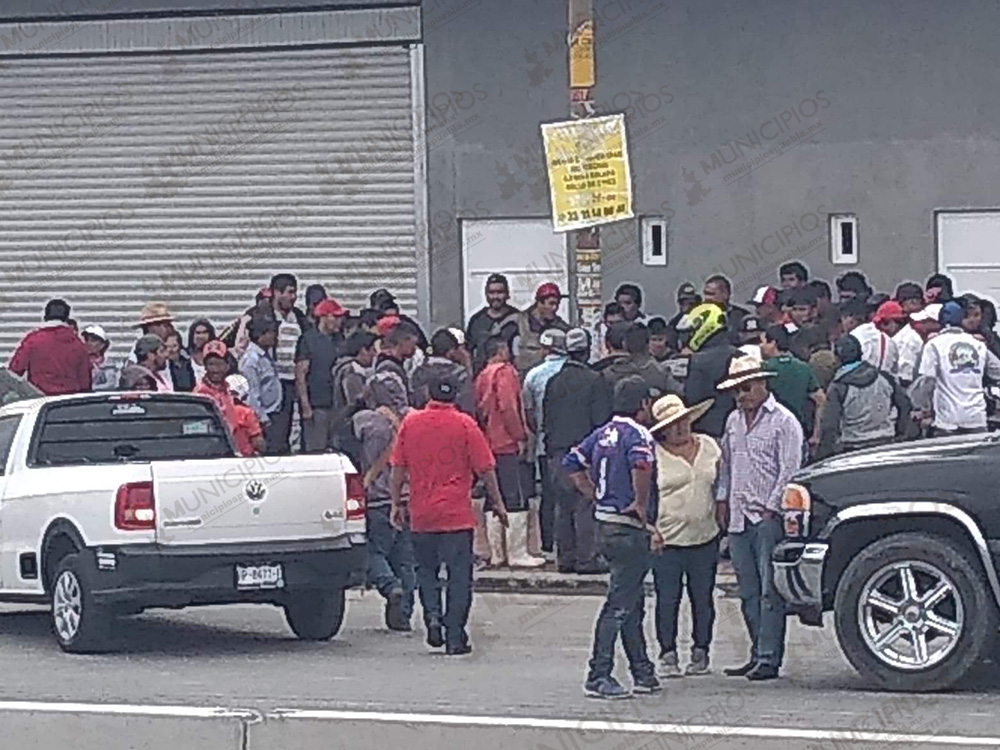 Bloquean la federal Puebla-Tehuacán para linchar a sujeto en Huixcolotla