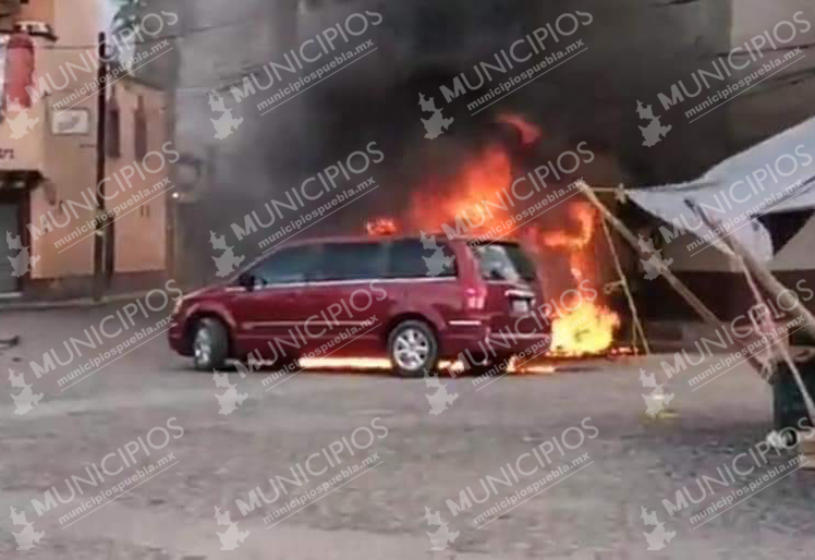 Casi linchan a policías en Tonantzintla; pobladores queman vehículos