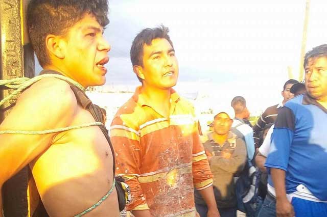 Detienen y golpean a ladrón de camioneta en Acajete