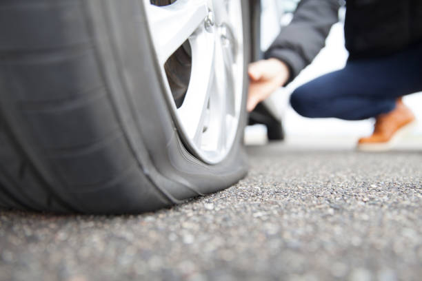 Piedras en el pavimento ponchan llantas de autos en la Puebla-México