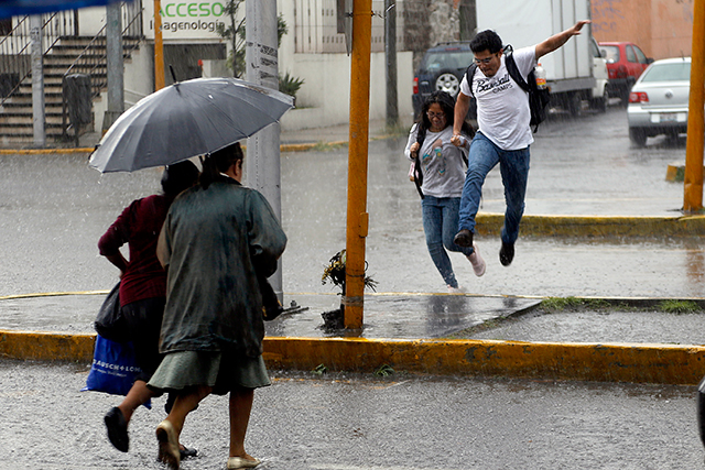 Las lluvias fuertes continuaran en este martes en Puebla