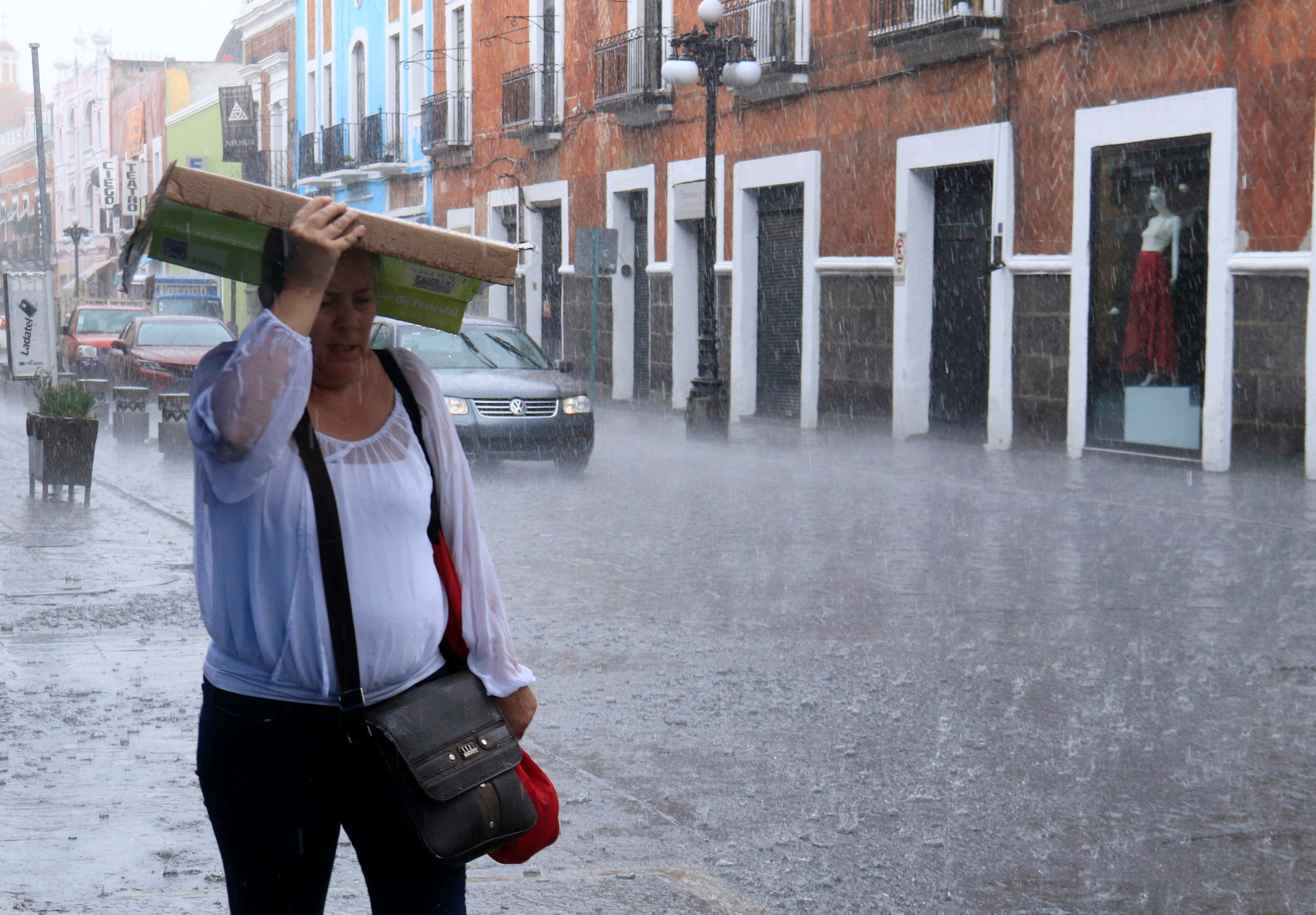 Para hoy en Puebla calor por la mañana y lluvias muy fuertes por la tarde