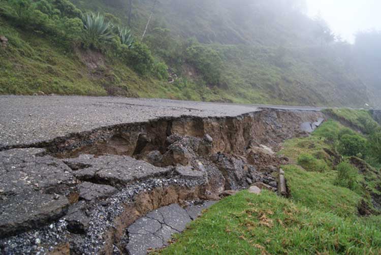 Más de 8 derrumbes invaden la carretera Eloxochitlán-Tlacotepec