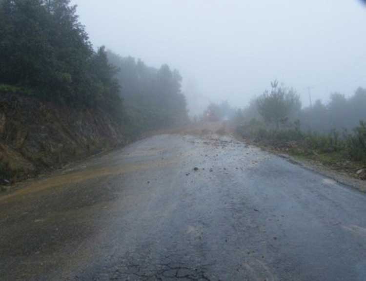 Más de 8 derrumbes invaden la carretera Eloxochitlán-Tlacotepec