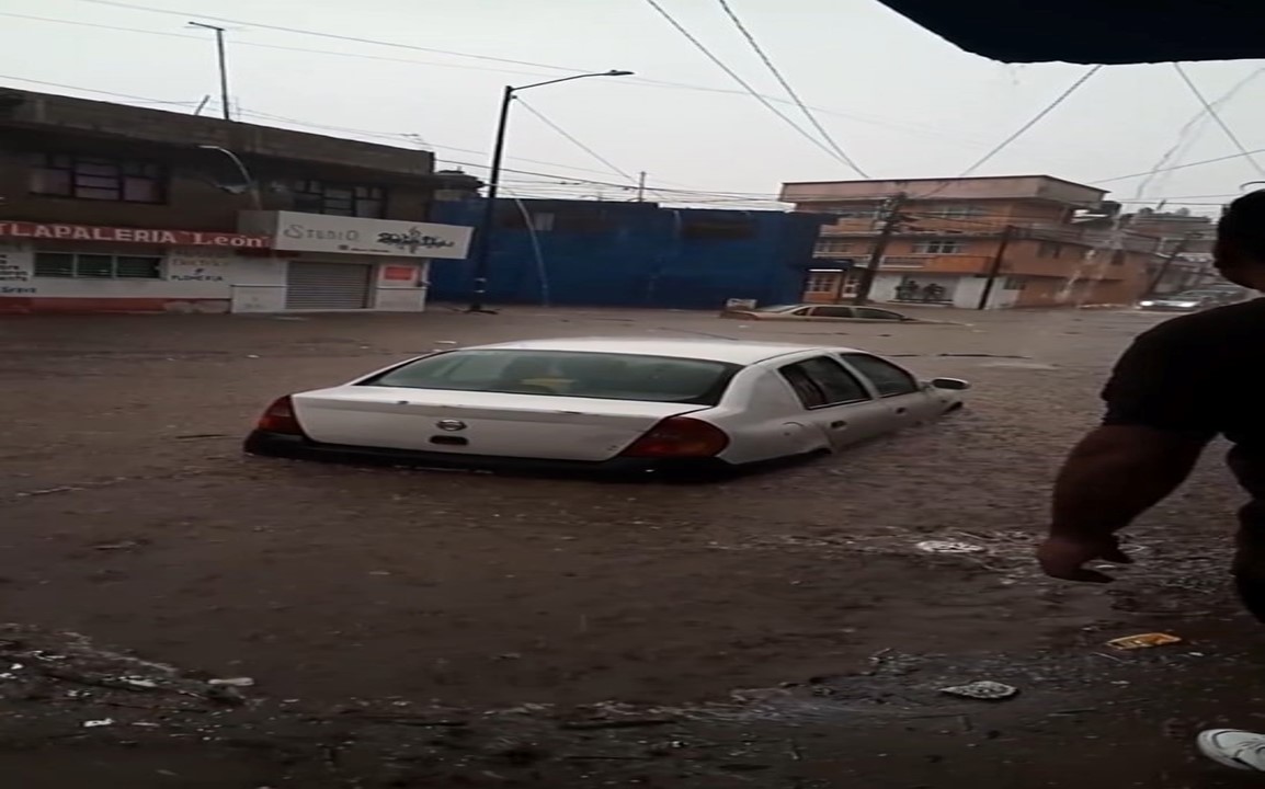 Autos arrastrados por el agua y caída de árboles en vehículos, saldo de la lluvia